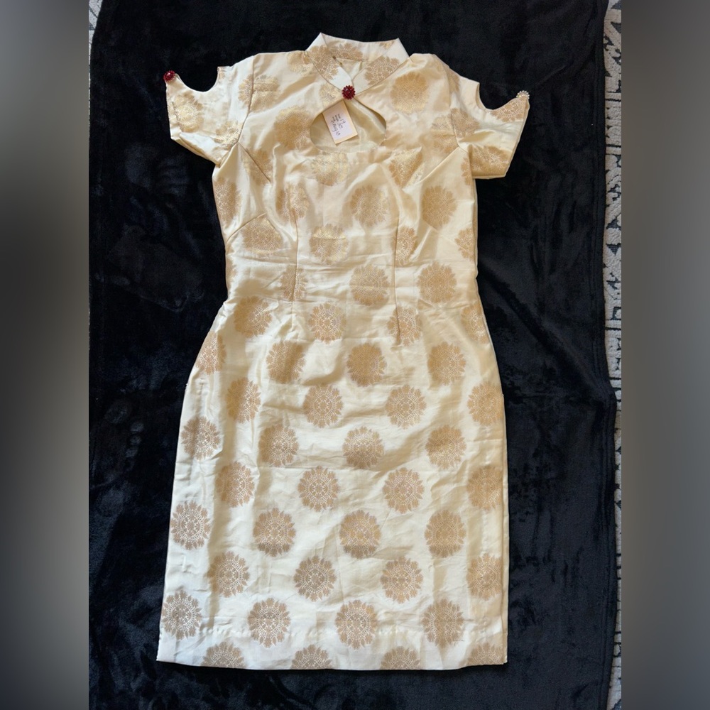 🎊 Gorgeous off white and golden Kurta shirt high neck & sleeve cut details